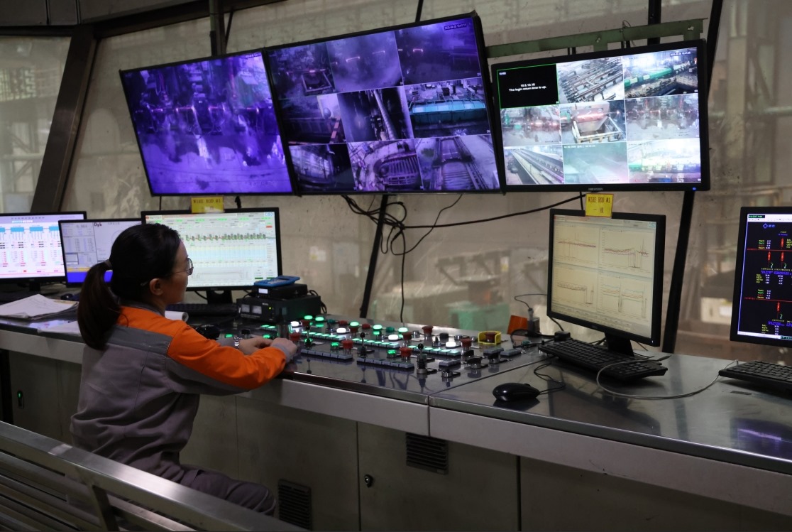 工作人員在馬中關丹產(chǎn)業(yè)園內(nèi)的聯(lián)合鋼鐵生產(chǎn)車間內(nèi)工作。（人民日報記者楊一 攝）