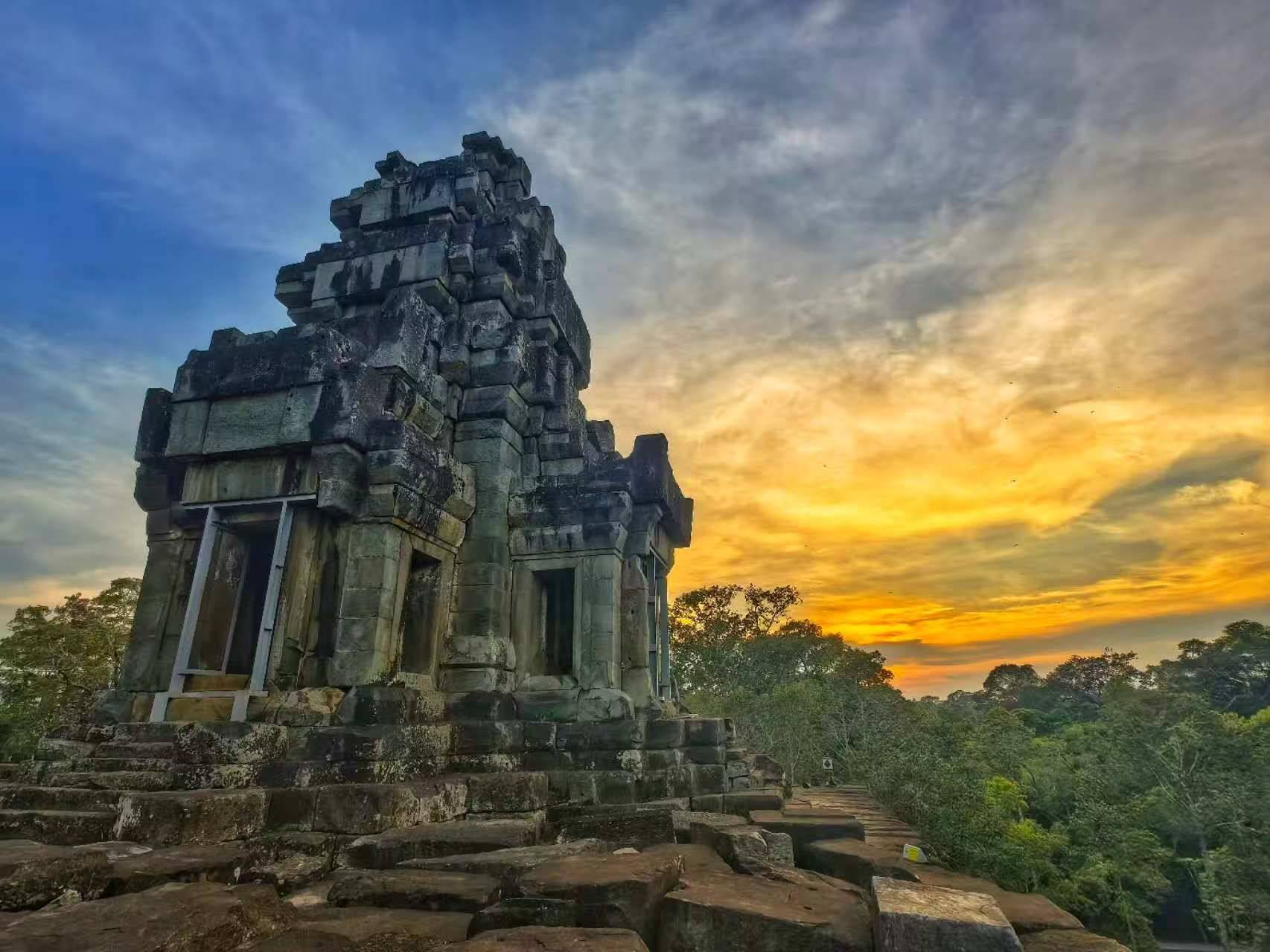 由中國專家修復(fù)的茶膠寺最高處的砂巖塔。（人民日報記者強薇 攝）
