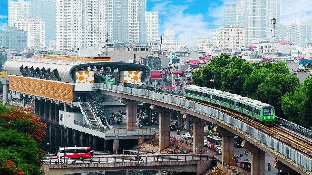 行駛中的越南河內(nèi)輕軌