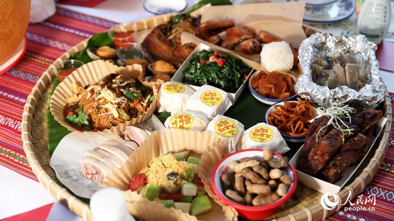 長桌宴上擺滿了海南特色佳肴。人民網(wǎng)記者 符武平攝