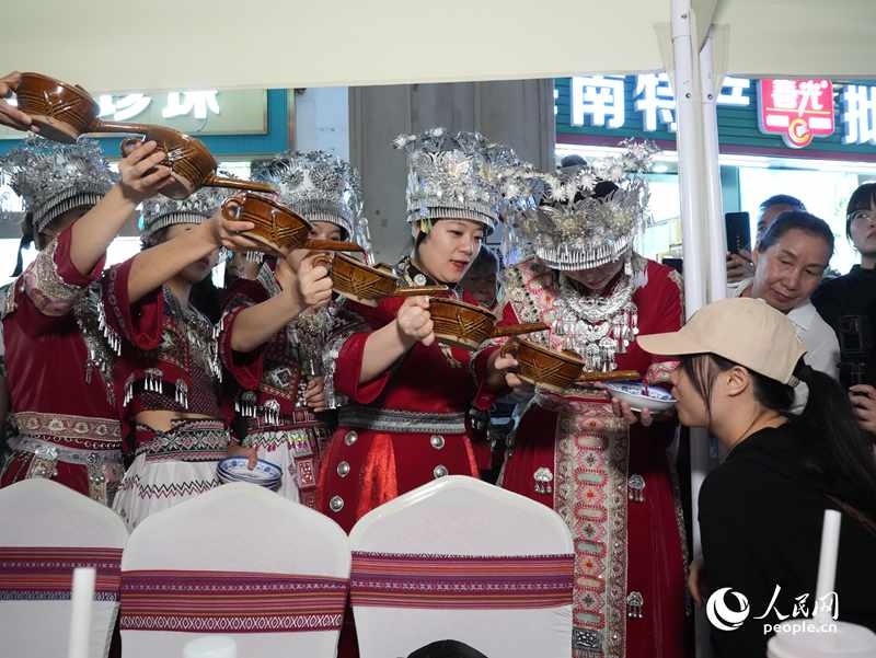 游客體驗(yàn)互動演出《高山流水》。人民網(wǎng)記者 張力洋攝