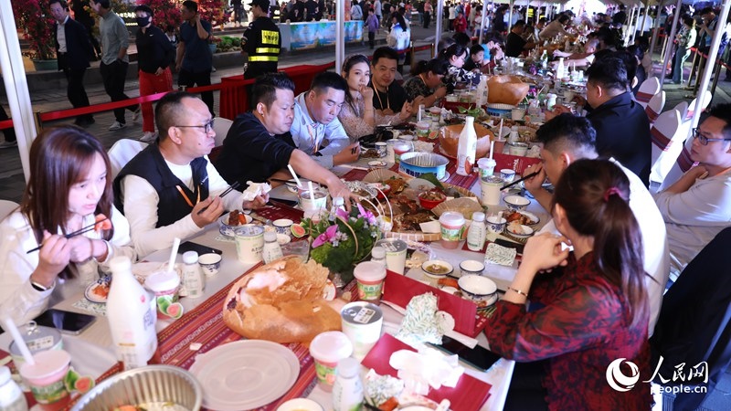 消博會嘉賓沉浸享用長桌宴。人民網(wǎng)記者 符武平攝