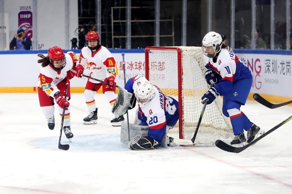 中國(guó)隊(duì)球員孔明會(huì)(左一)射門。圖片來(lái)源：中國(guó)冰球協(xié)會(huì)
