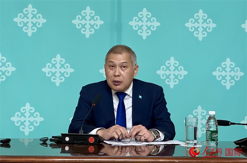 哈薩克斯坦駐華大使沙赫拉特·努雷舍夫在哈駐華大使館舉辦新聞發(fā)布會。人民網(wǎng)阿爾達克 攝