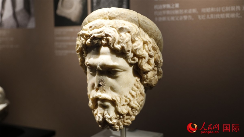 阿斯克勒庇俄斯大理石頭像。4月14日，來(lái)自希臘伊拉克利翁考古博物館的文物在故宮博物院展出。（人民網(wǎng) 張澤宇攝）