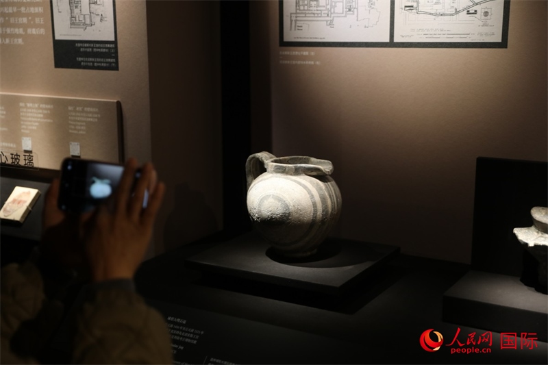 參觀者在拍攝。4月14日，來(lái)自希臘伊拉克利翁考古博物館的文物在故宮博物院展出。（人民網(wǎng) 張澤宇攝）