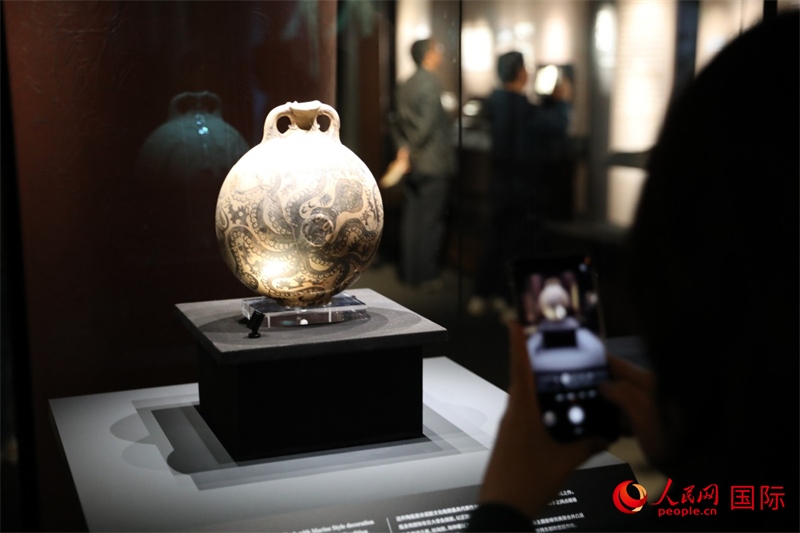 參觀者在拍攝。4月14日，來(lái)自希臘伊拉克利翁考古博物館的文物在故宮博物院展出。（人民網(wǎng) 張澤宇攝）