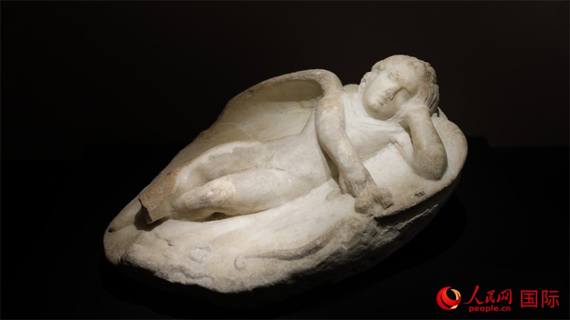 沉睡的厄洛斯大理石浮雕。4月14日，來(lái)自希臘伊拉克利翁考古博物館的文物在故宮博物院展出。（人民網(wǎng) 張澤宇攝）
