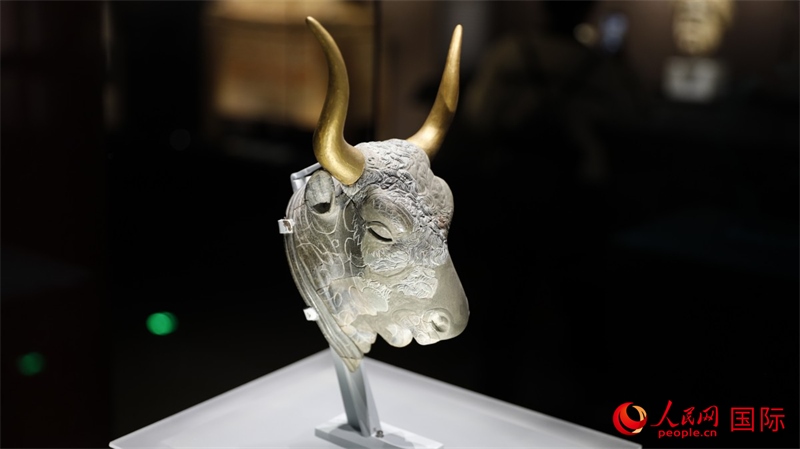 公牛頭型綠泥石來(lái)通杯。4月14日，來(lái)自希臘伊拉克利翁考古博物館的文物在故宮博物院展出。（人民網(wǎng) 張澤宇攝）