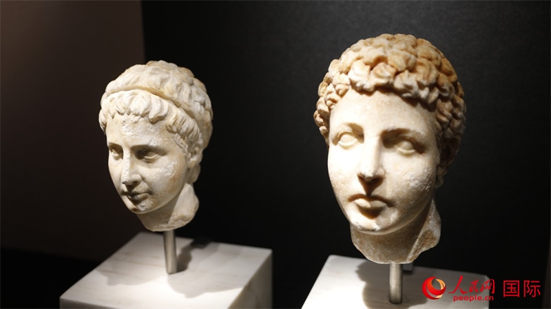 兄弟大理石頭像。4月14日，來(lái)自希臘伊拉克利翁考古博物館的文物在故宮博物院展出。（人民網(wǎng) 張澤宇攝）