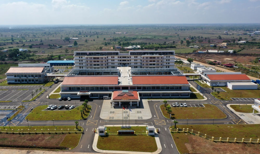 2022年2月17日在柬埔寨特本克蒙省新區(qū)拍攝的中國援柬埔寨特本克蒙省醫(yī)院。