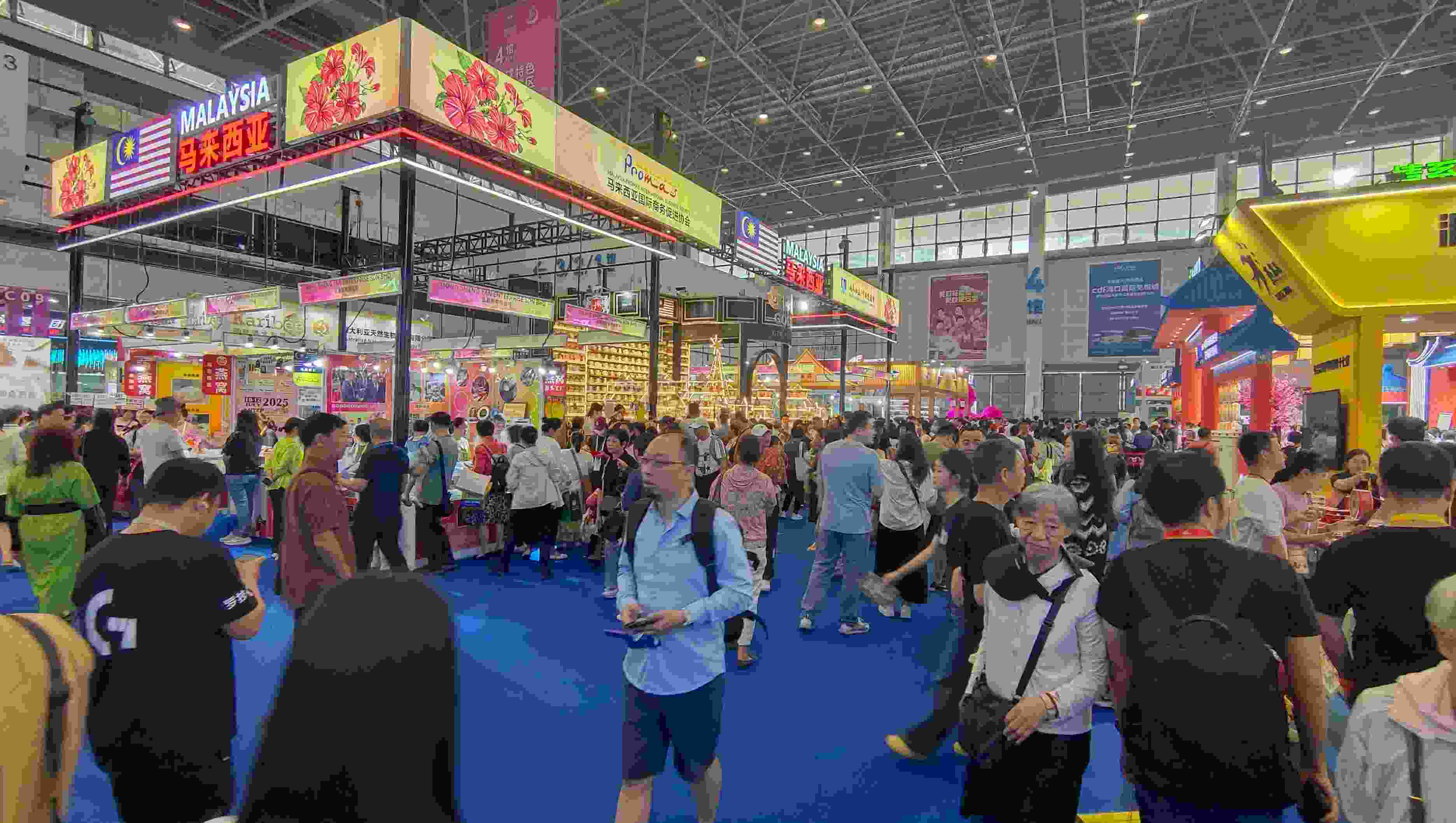 消博會迎來公眾開放日，眾多市民、客商來到展館參觀、購物。人民網(wǎng)記者 李彤?dāng)z