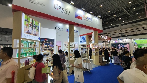 觀展者在各國展臺采購、咨詢。人民網(wǎng)記者 李彤?dāng)z