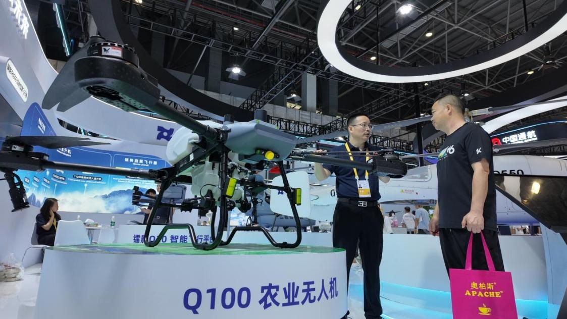 低空經(jīng)濟(jì)展區(qū)展出的農(nóng)業(yè)無人機(jī)裝備。人民網(wǎng) 歐陽易佳攝