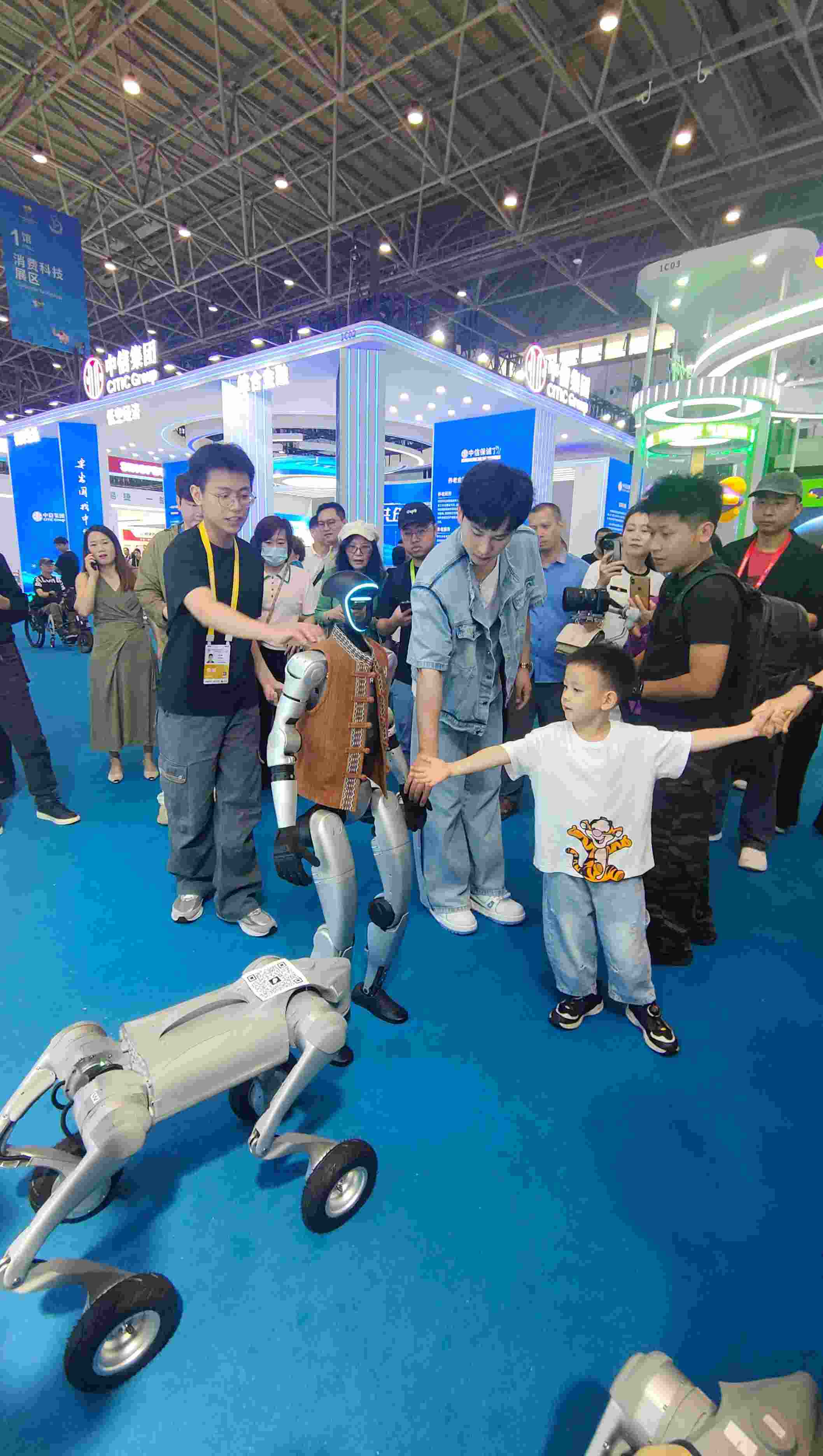 消博會現(xiàn)場，機(jī)器人等科技消費(fèi)產(chǎn)品吸引觀展者駐足。人民網(wǎng)記者 李彤?dāng)z
