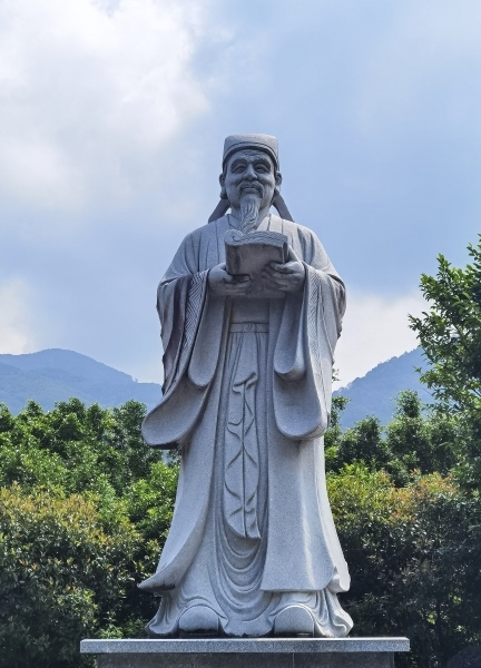 位于南平的朱熹石雕塑像。圖片來源:視覺中國