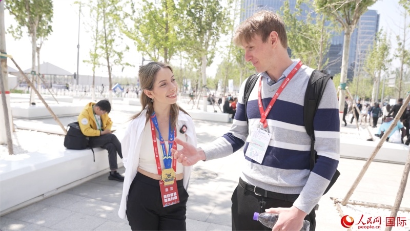 墨西哥的參賽選手阿蘭薩蘇?巴燕（左）與瑞士選手喬文韜。人民網(wǎng)記者 袁蒙攝