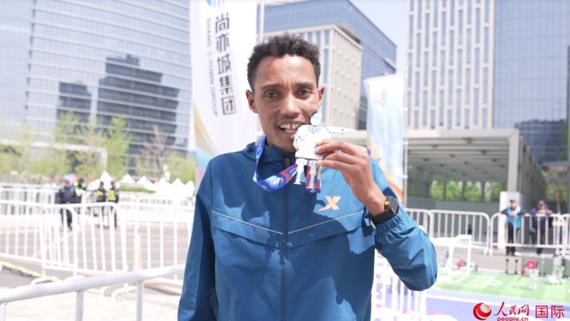 埃塞俄比亞選手圖魯·亞雷德·德梅克獲得本次大賽男子組亞軍。人民網(wǎng)記者 袁蒙攝