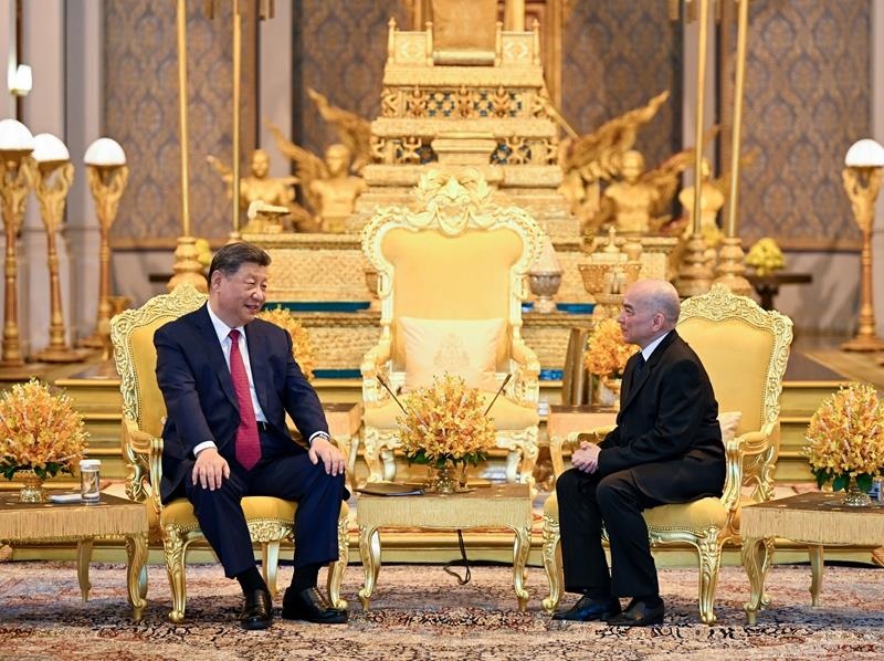 4月17日，柬埔寨國王西哈莫尼同習(xí)近平主席在金邊王宮舉行會(huì)見。