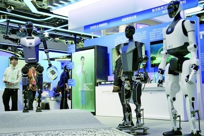 3月27日，在中關(guān)村展示中心常設(shè)展上，人形機(jī)器人“天工”向參觀者招手示意。新華社記者 鞠煥宗攝