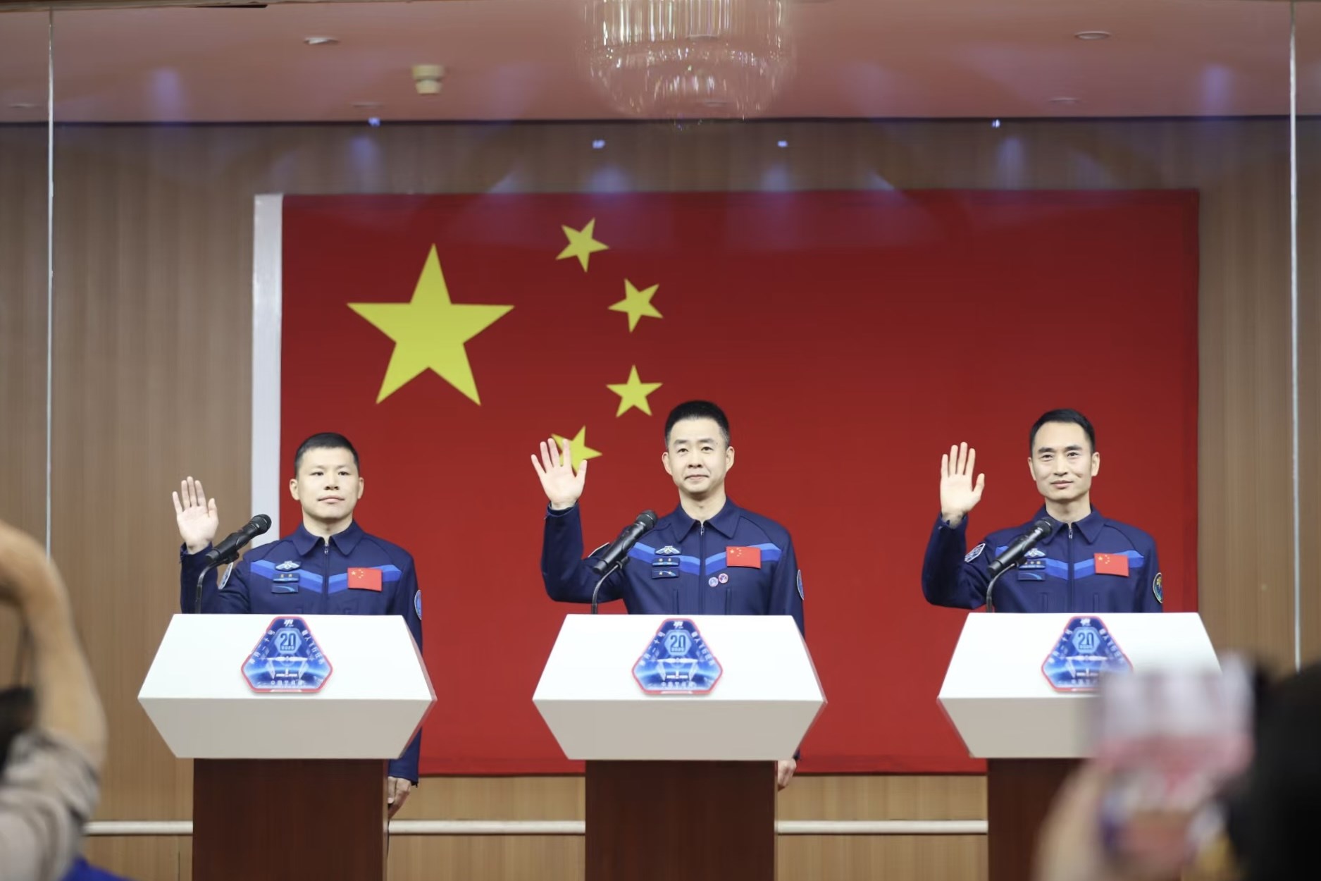 4月23日，神舟二十號航天員乘組在酒泉衛(wèi)星發(fā)射中心問天閣與中外媒體記者集體見面。人民網(wǎng)記者 黃帆攝