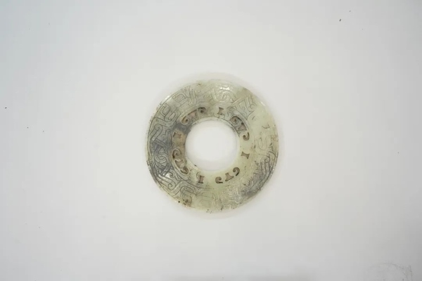 武王墩一號(hào)墓出土的鏤孔玉璧。全國十大考古新發(fā)現(xiàn)活動(dòng)辦公室供圖