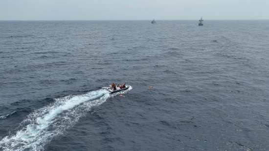 4月23日，中越海警開展海上聯(lián)合搜救演練，模擬營救落水人員。（中國海警供圖）