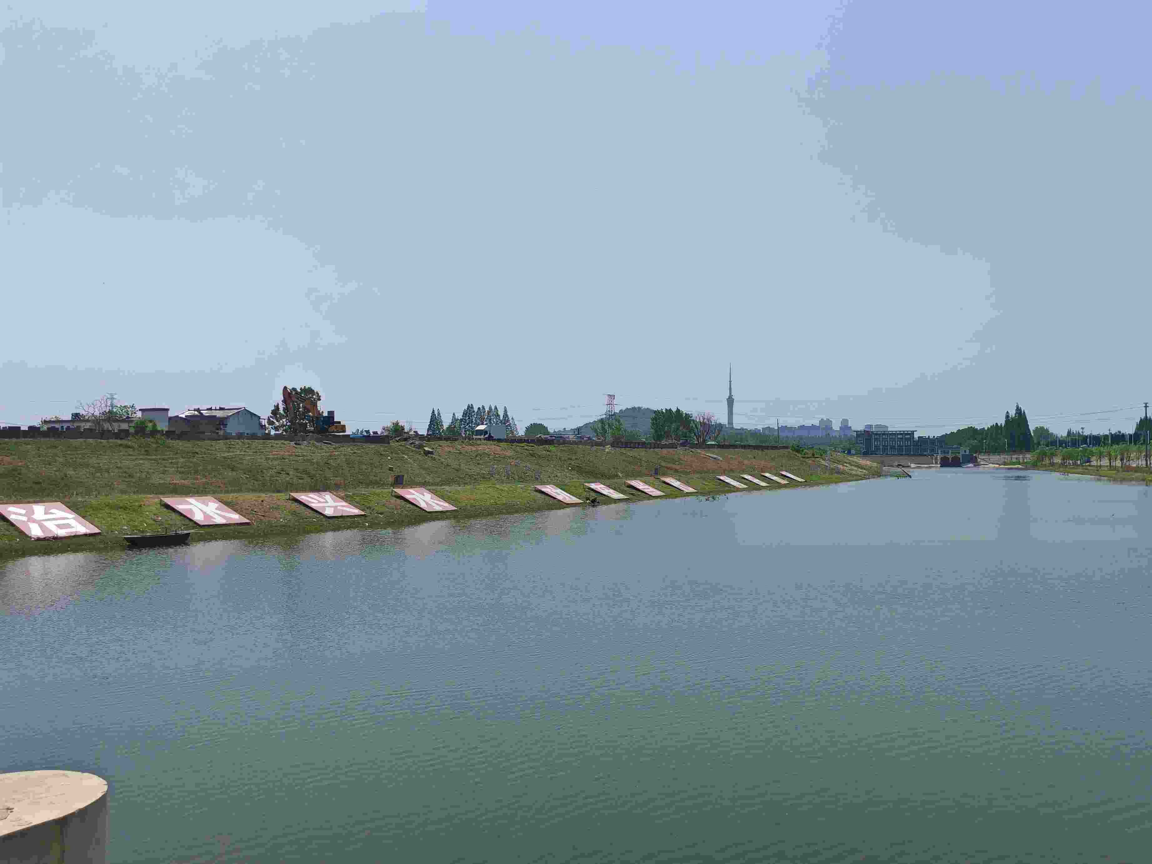 在龍子湖樞紐上眺望靚麗的淮河美景。人民網(wǎng)記者 王子鋒攝