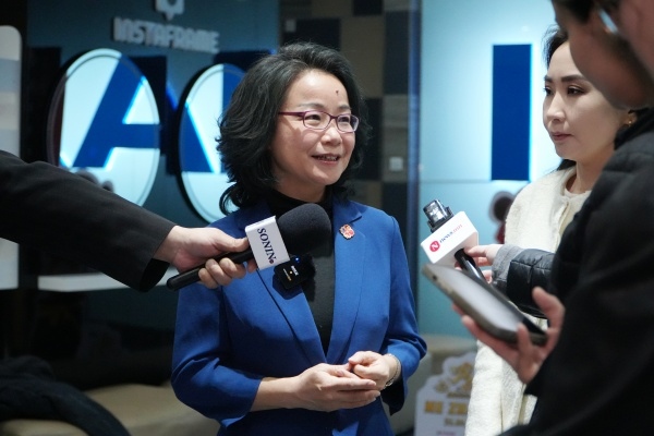 沈敏娟大使接受中蒙主流媒體采訪。中國駐蒙古國使館供圖