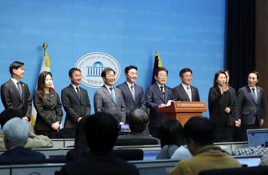 4月11日，李在明在韓國首爾舉行的新聞發(fā)布會(huì)上介紹他的總統(tǒng)競(jìng)選團(tuán)隊(duì)。新華社記者姚琪琳攝