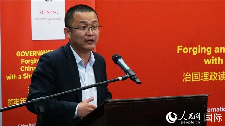 中非青年婦女協(xié)會(huì)主席、南非大學(xué)教授秦效順在讀書會(huì)上發(fā)言。人民網(wǎng) 劉暢攝