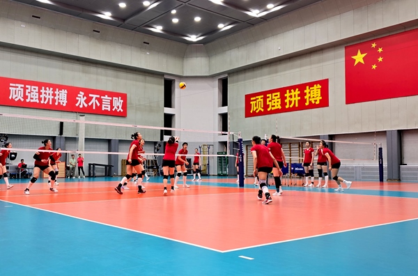 4月28日，中國女排在主教練趙勇的帶領(lǐng)下進行訓練。人民網(wǎng)記者 胡雪蓉攝