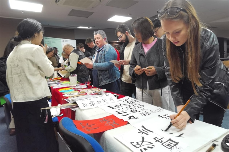 現(xiàn)場來賓體驗中國傳統(tǒng)文化。中國駐波蘭大使館供圖。