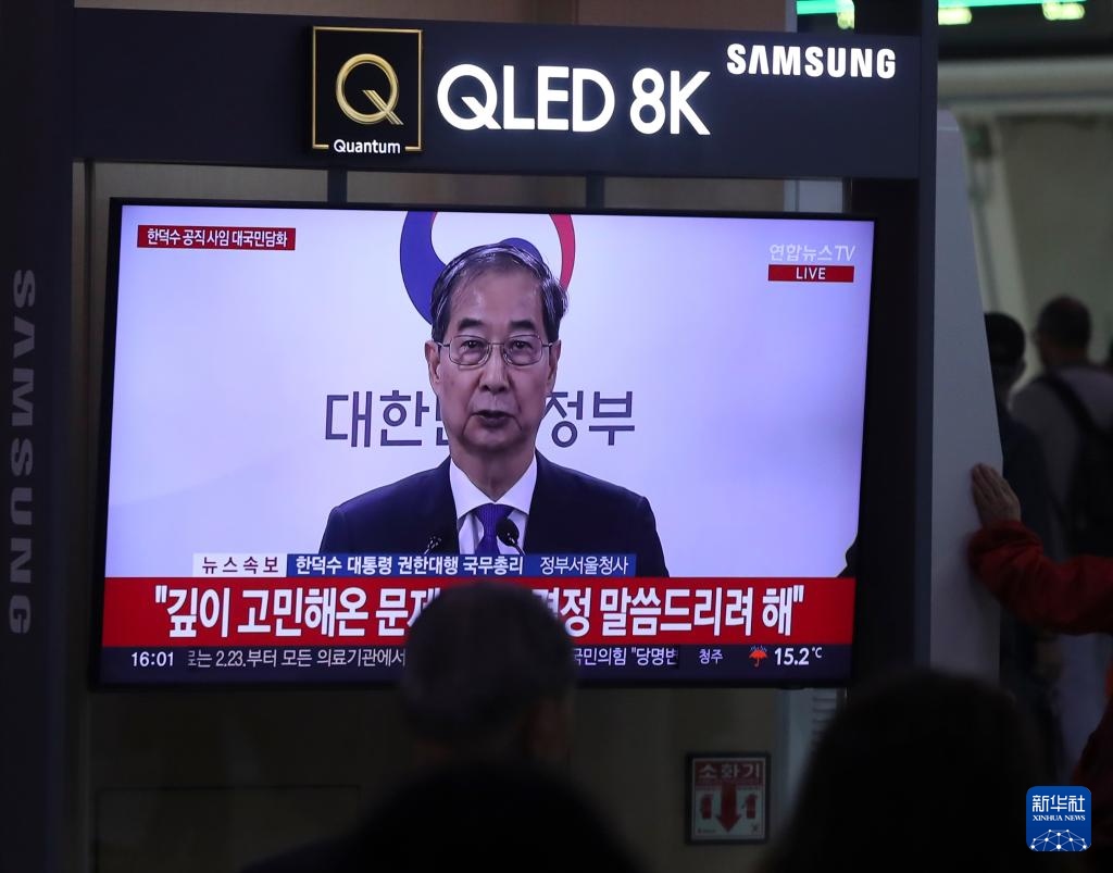 5月1日，在韓國(guó)首爾火車站，民眾觀看韓德洙辭職的新聞。新華社記者 姚琪琳 攝