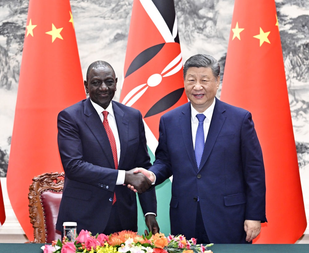 4月24日上午，國家主席習(xí)近平在北京人民大會堂同來華進(jìn)行國事訪問的肯尼亞總統(tǒng)魯托舉行會談。這是習(xí)近平同魯托握手。新華社記者 岳月偉 攝