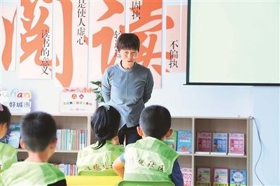 田桂月帶領(lǐng)孩子共讀繪本《點(diǎn)》。李澤罡攝