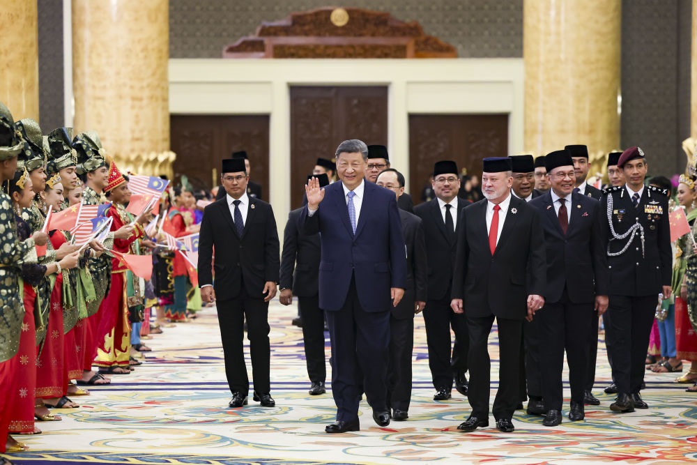 4月16日上午，馬來西亞最高元首易卜拉欣在馬來西亞國家王宮同中國國家主席習(xí)近平舉行會見。會見后，習(xí)近平出席易卜拉欣舉行的歡迎宴會。這是習(xí)近平向歡迎人群揮手致意。新華社記者 黃敬文 攝