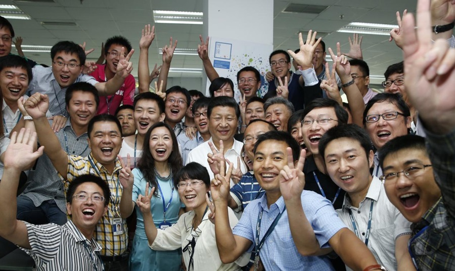 2013年8月29日，習(xí)近平總書記在東軟集團(tuán)（大連）有限公司同年輕員工親切合影。新華社記者 鞠鵬 攝