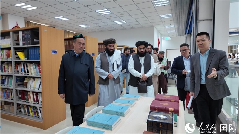 代表團(tuán)在新疆伊斯蘭教經(jīng)學(xué)院圖書館參觀。人民網(wǎng)記者 章凱風(fēng)攝