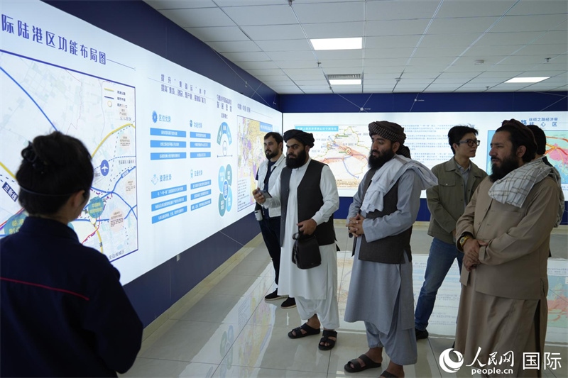 代表團(tuán)在烏魯木齊國(guó)際陸港區(qū)參觀。人民網(wǎng)記者 章凱風(fēng)攝