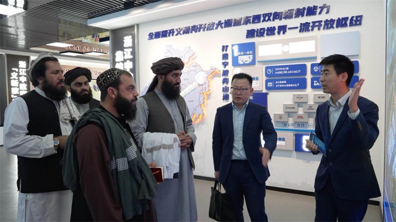 代表團(tuán)在義新歐班列始發(fā)站參觀。CGTN記者 楊剛攝