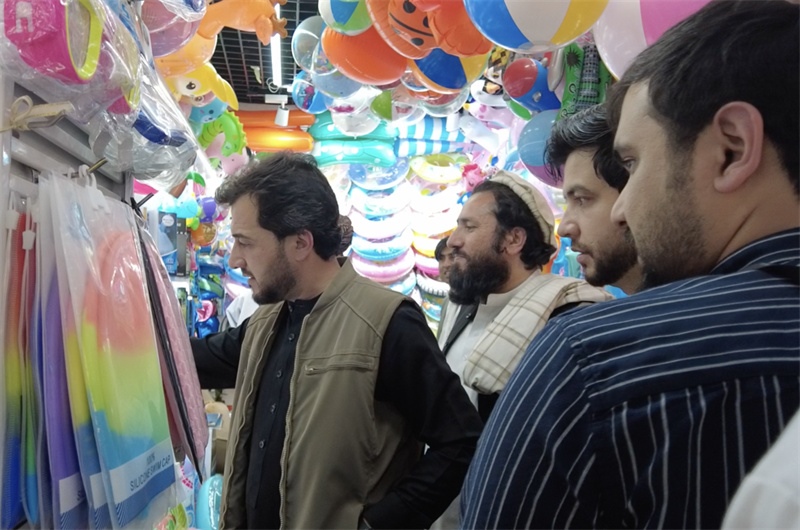 代表團(tuán)在義烏國(guó)際商貿(mào)城參觀。CGTN記者 楊剛攝