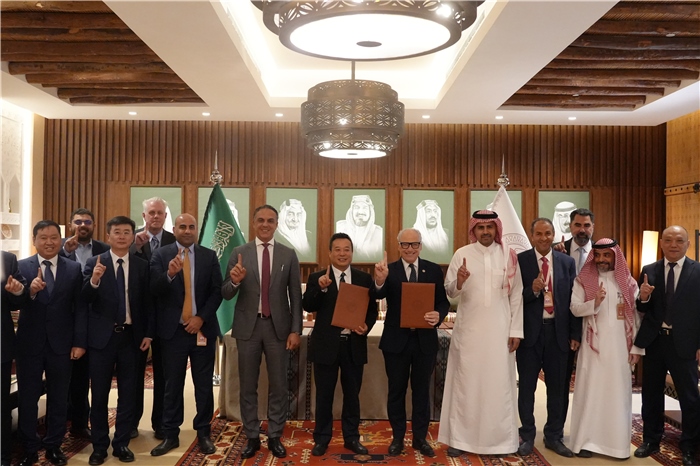 簽約合影。中國(guó)鐵建供圖