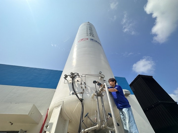 陳恩偉在海南商業(yè)航天發(fā)射場技術(shù)區(qū)罐區(qū)進行液氮轉(zhuǎn)注前準備。新華社記者 陳凱姿 攝