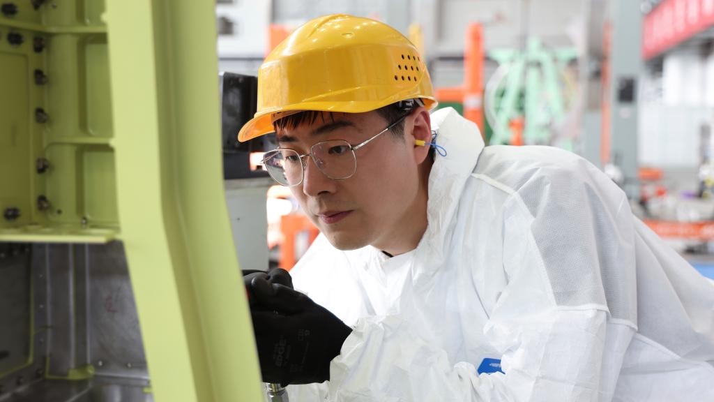 在中國航空工業(yè)集團成飛車間內(nèi)，飛機鉚裝鉗工首席操作技師馮攀龍正在工作。（新華社發(fā)）