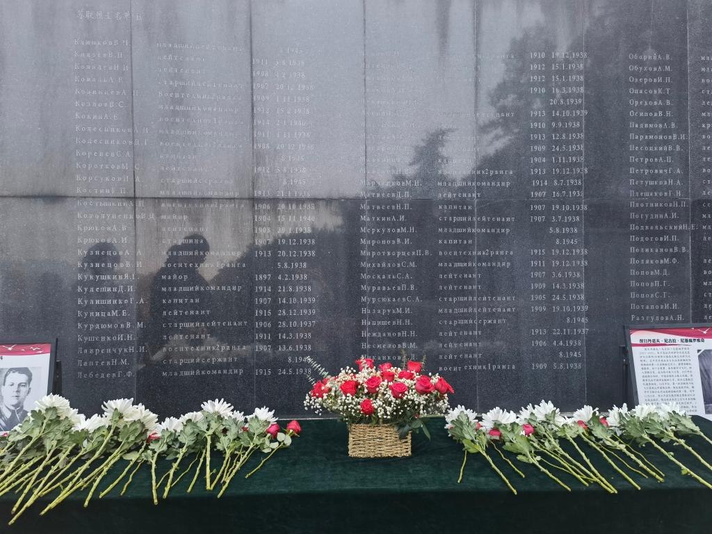 在南京抗日航空烈士紀(jì)念館鐫刻有蘇聯(lián)籍抗日航空英烈名錄的紀(jì)念碑前，擺放著人們獻(xiàn)上的鮮花（2024年11月22日攝）。新華社記者 邱冰清 攝