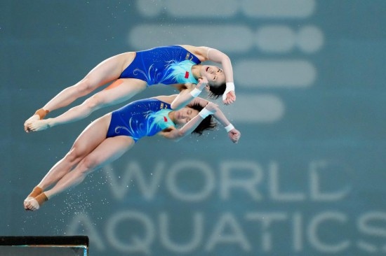 5月2日，陳芋汐（上）/全紅嬋在比賽中。新華社記者 鞠煥宗 攝