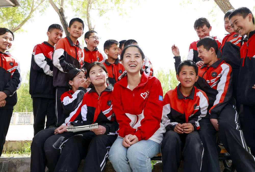 4月23日，在新疆克州阿圖什市哈拉峻鄉(xiāng)謝依特小學(xué)，支教教師高淑賢和學(xué)生們在一起。