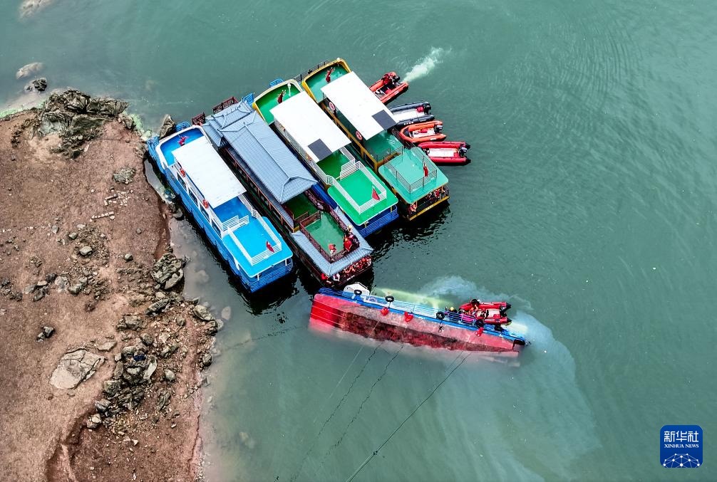 5月5日，救援人員在對傾覆船只進(jìn)行搜救（無人機照片）。新華社記者 劉續(xù) 攝