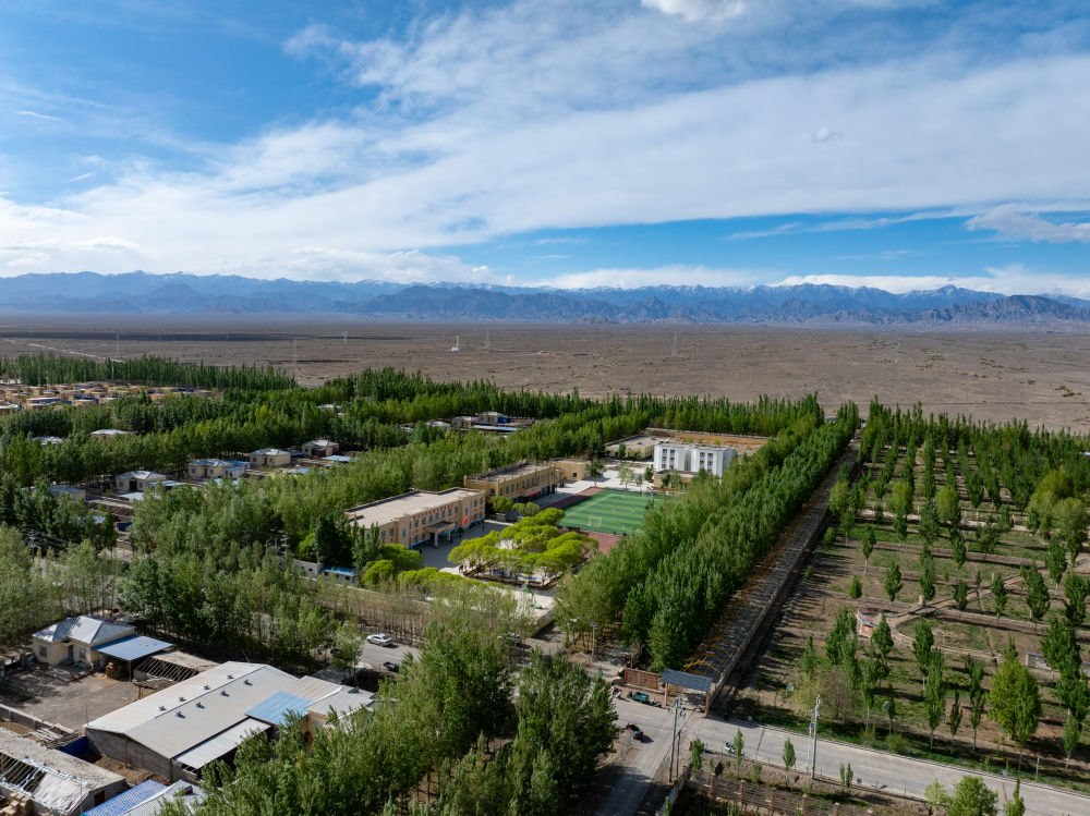 這是4月23日在新疆克州阿圖什市哈拉峻鄉(xiāng)拍攝的謝依特小學(xué)（無人機照片）。